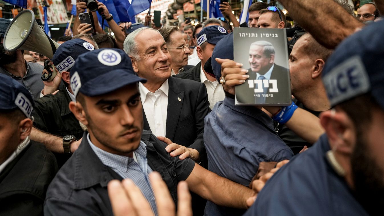 Tel-Aviv, 2022. október 28. Benjámin Netanjahu volt izraeli miniszterelnök, a Likud párt elnöke (k) támogatóinak gyűrűjében a tel-avivi HaTikva piacon 2022. október 28-án. Izraelben november 1-jén tartanak parlamenti választást, amely 3,5 éven belül az ötödik lesz. MTI/AP/Ariel Schalit
