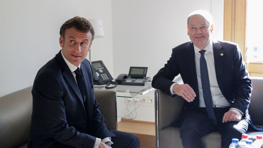 Emmanuel Macron nekiment Olaf Scholznak az EU-csúcs előtt