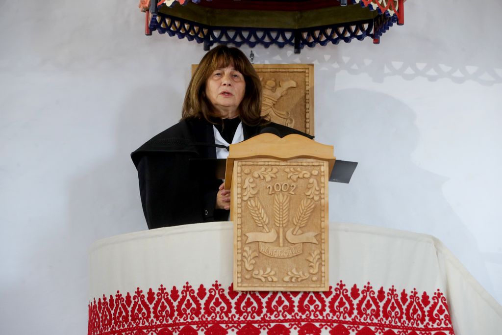 Szent-Iványi Ilona, a Pestszentlőrinci Unitárius Egyházközség lelkésze köszöntőbeszédét mondja el a szószéken