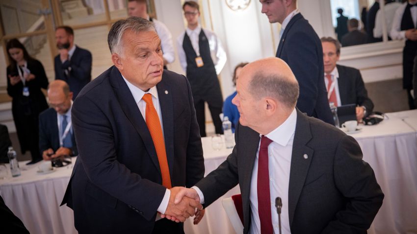 Orbán Viktor hétfőn a német kancellárral tárgyal