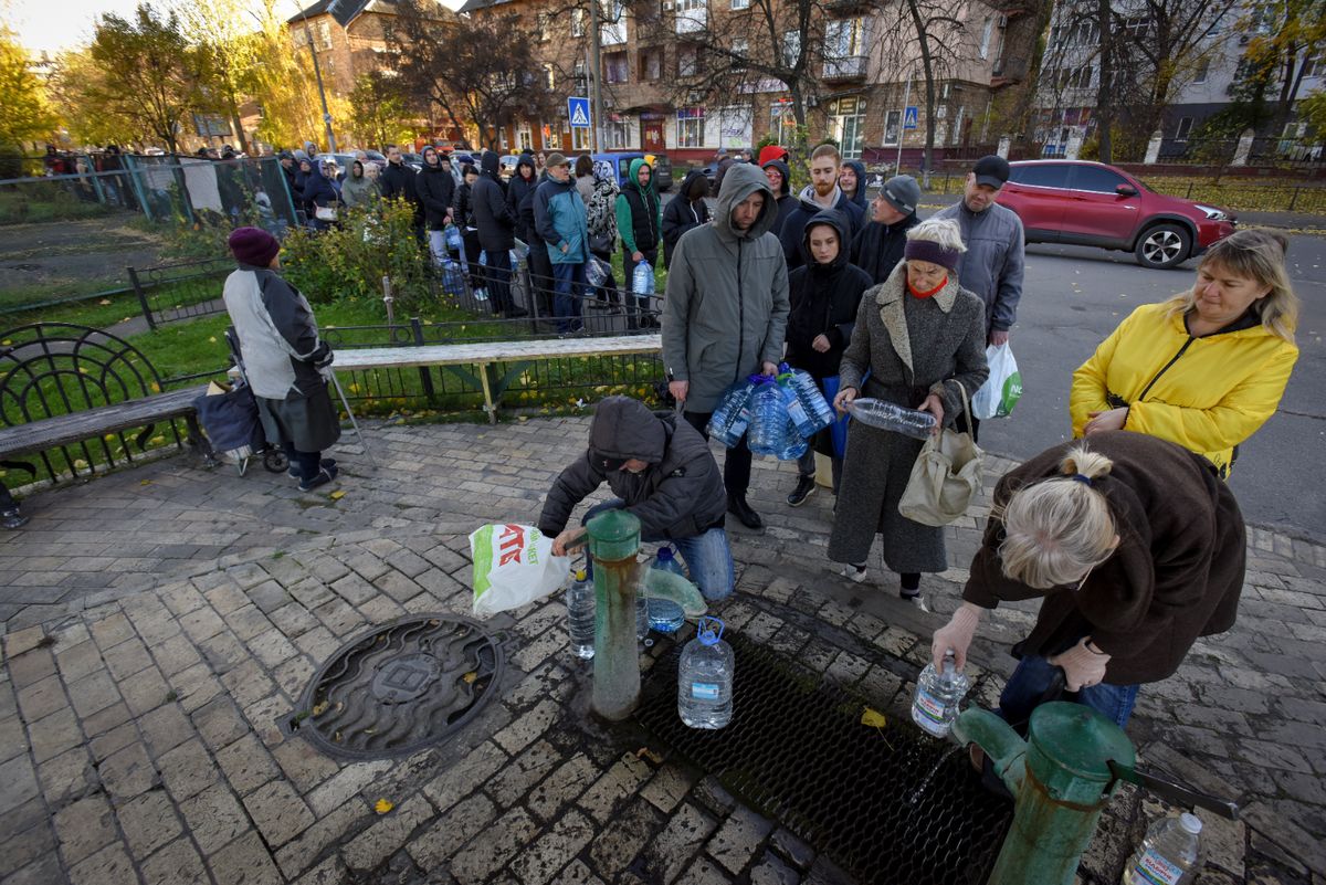 Kijev, 2022. október 31. Utcai kútról vesznek vizet emberek Kijevben 2022. október 31-én. A fővárosi vízművek szerint az orosz tüzérségi és rakétatámadások miatt a fogyasztók 80 százalékánál átmenetileg megszakadt a vezetékes ivóvízellátás. MTI/EPA/Oleh Petraszjuk