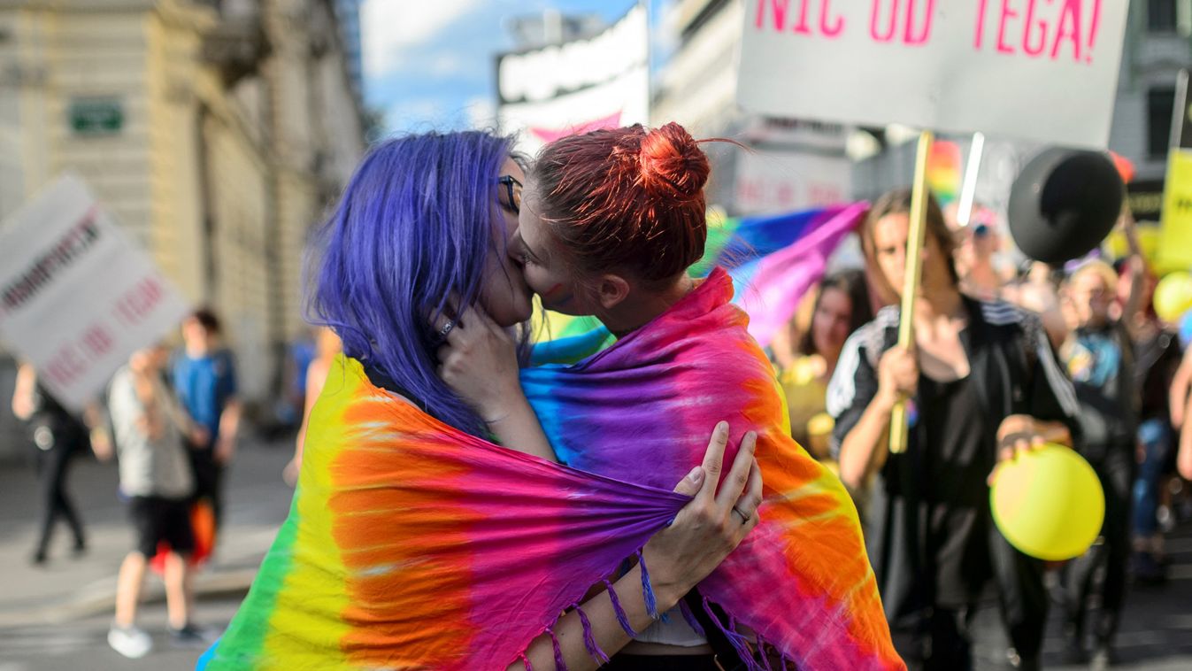 Csókolózó pár a Ljubljana Pride felvonuláson 2017-ben.  Fotó: JURE MAKOVEC/AFP