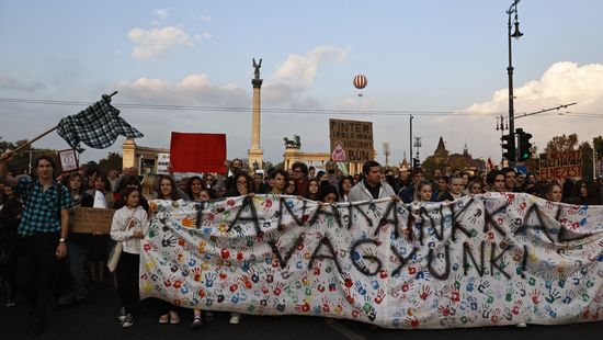 Az úgynevezett pedagógustüntetésen megint sok politikus jelent meg + videó