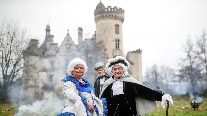 French "fairytale" Chateau with 25.000 owners celebrates Christmas