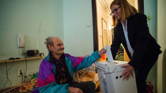 EP-választás - Mozgóurnás szavazás egy budapesti idõsek ot