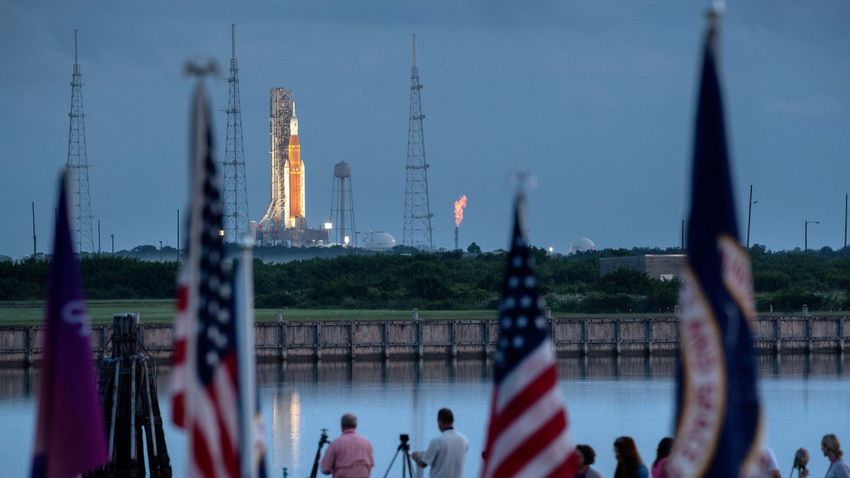 Milliárdos házaspár indul Hold körüli útra a Space X fedélzetén