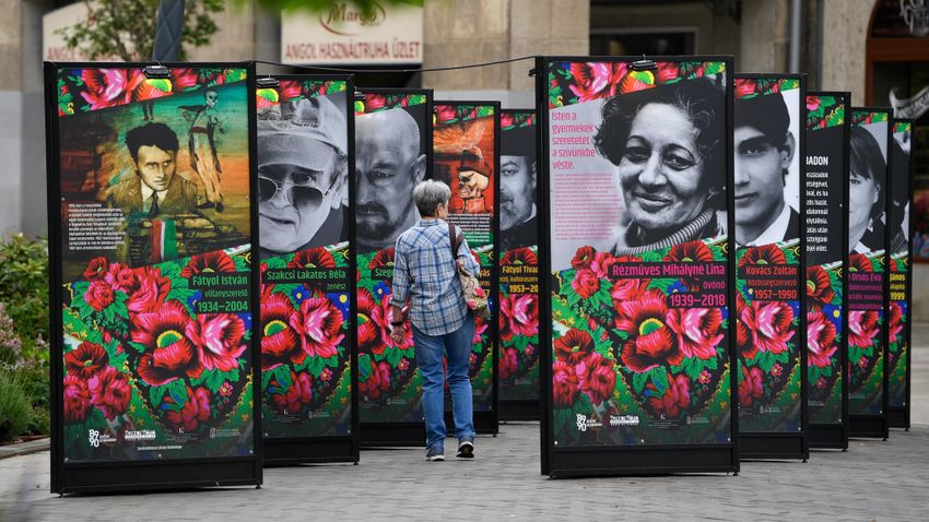 Magyar cigány hősök: kültéri tablókiállítás a Terror Háza Múzeum előtt