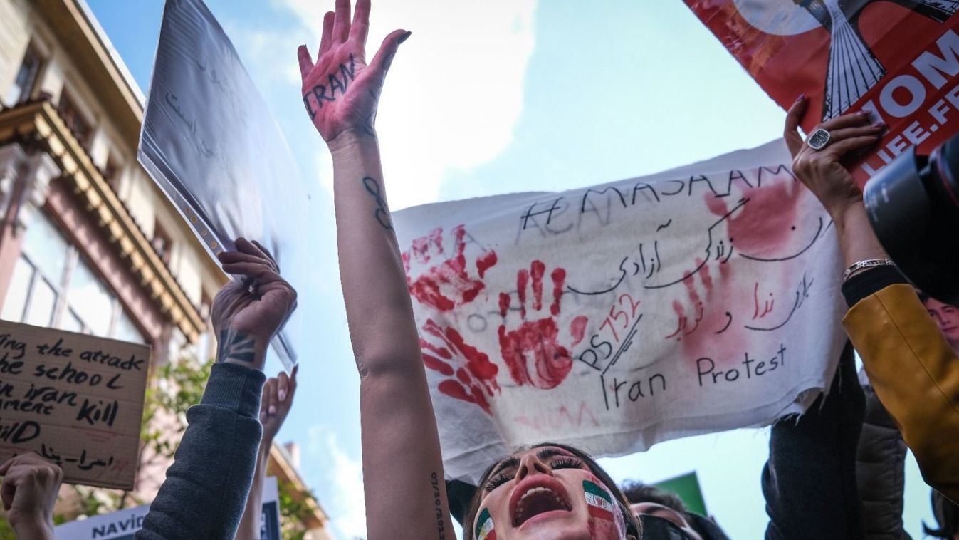 A 22 éves iráni Mahsza Amini halála miatt tiltakoznak tüntetők Irán isztambuli konzulátusa előtt 2022. október 17-én. 