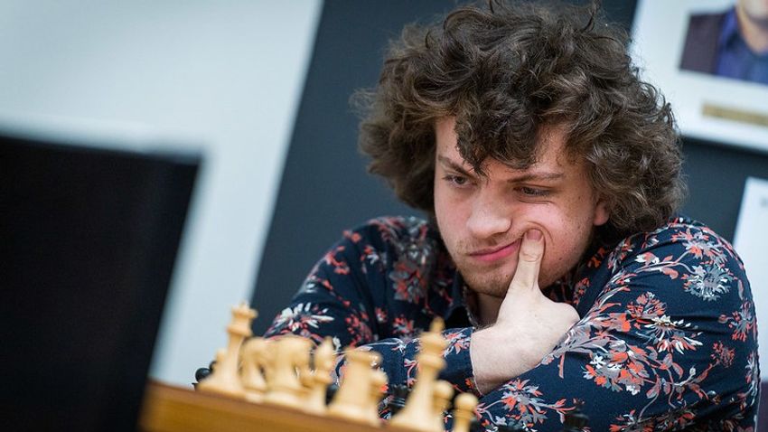 Üzent Carlsennek, sőt mindenkinek a csalással vádolt sakkozó