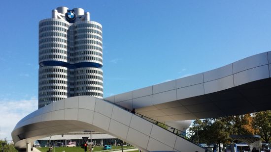 50 éves a BMW szenvedélyesen modern müncheni magasháza