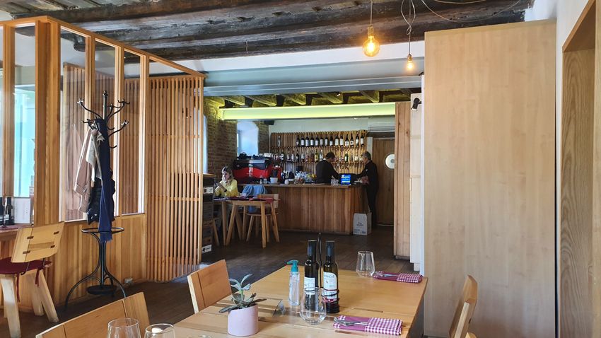 Korszerű étterem ódon falak között: a nagyszebeni Hochmeister delikat’essen