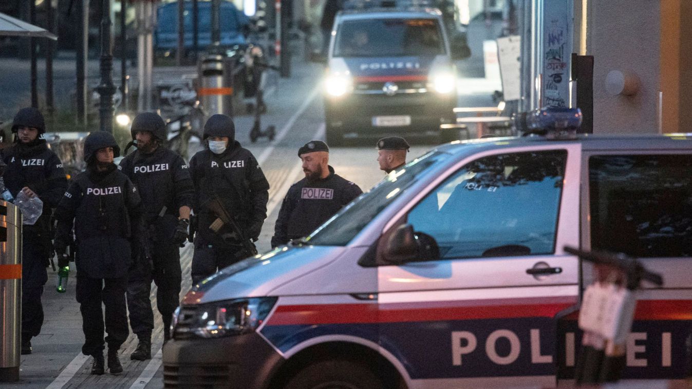 Több mint ezer rendőrt vezényeltek ki a hatóságok Bécs belvárosába. Fotó: MTI/EPA/Christian Bruna