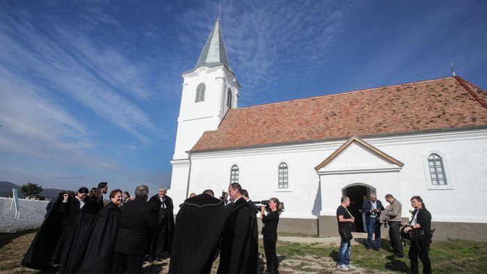 A Magyar Unitárius Egyház elöljárói, lelkészei és szolgálatvégzői a bevonulás előtti pillanatokban