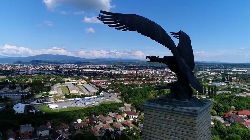 Potápi Árpád: Elítéljük a munkácsi vár magyar turulszobrának eltávolítását + videó