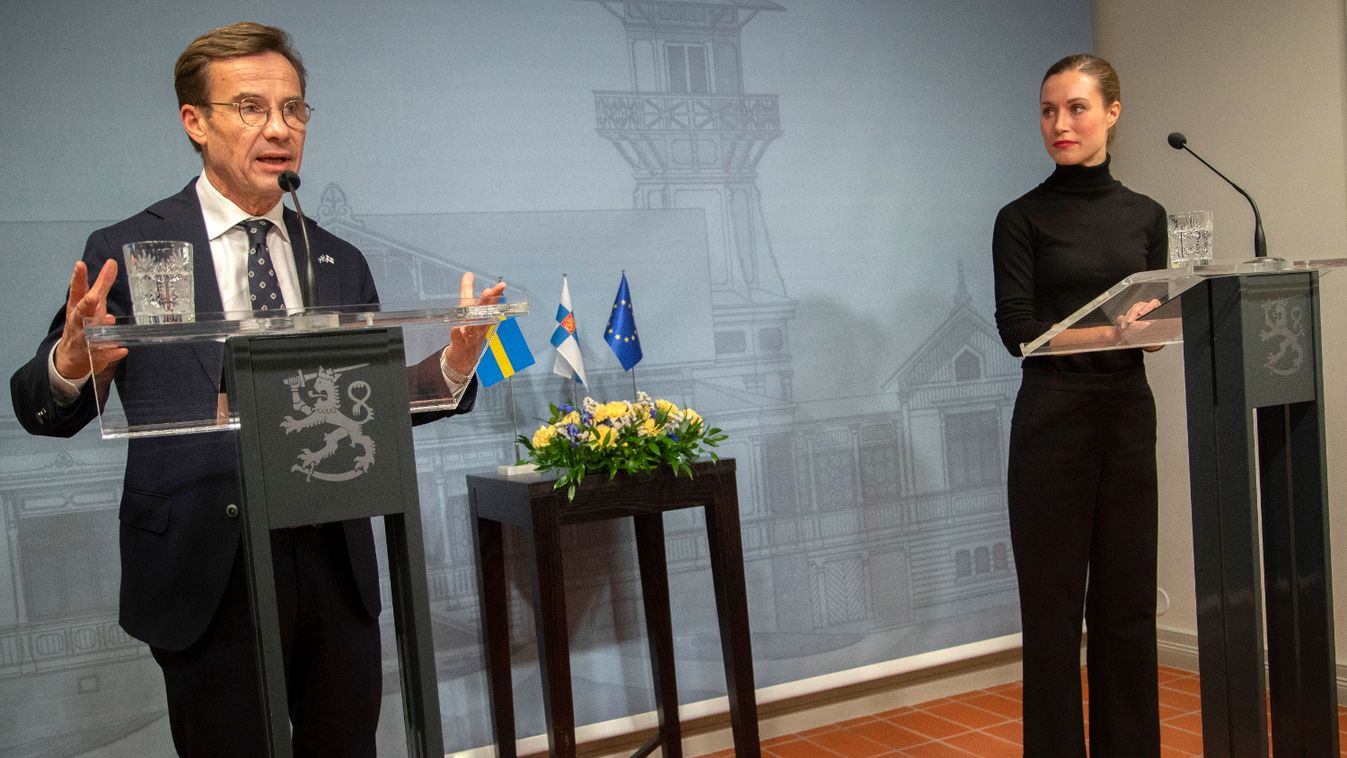 Helsinki, 2022. október 28. Sanna Marin finn miniszterelnök (j) és Ulf Kristersson új svéd kormányfő közös sajtóértekezletet tart Helsinkiben 2022. október 28-án. MTI/EPA/COMPIC/Mauri Ratilainen