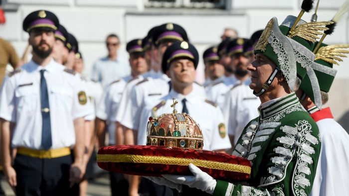 A közszolgálati egyetem végzõs hallgatóinak tisztavatási ?