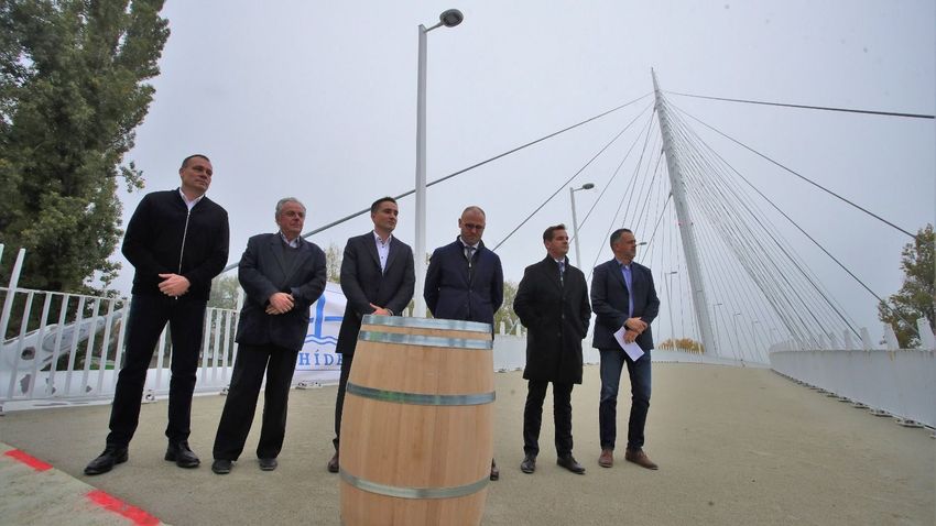 Inauguration of the bridge and wreath at the National Athletics Center