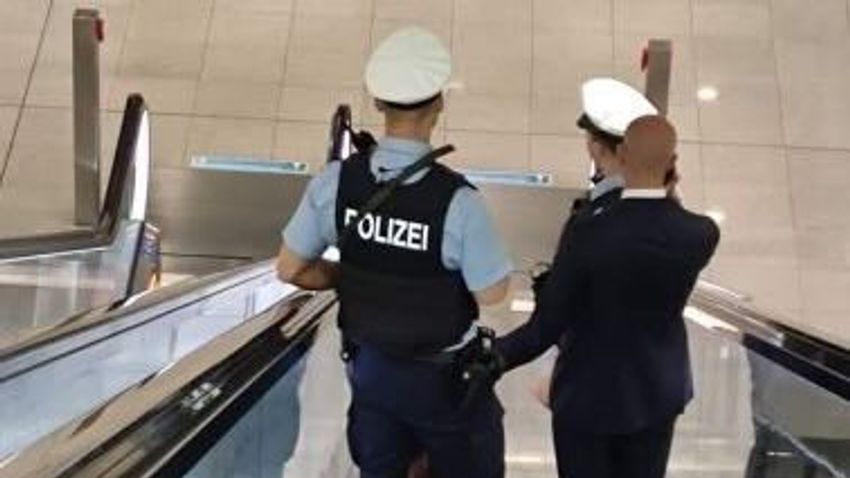 Rendőrök vezették el Rónai Sándor DK-s EP-képviselőt a müncheni reptéren