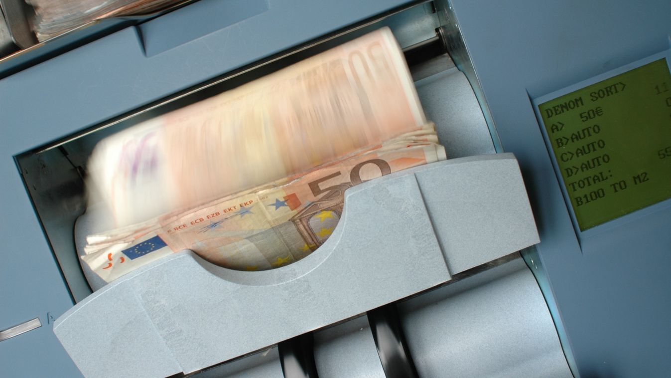 Újabb történelmi mélyponton a forint az euróval és a dollárral szemben