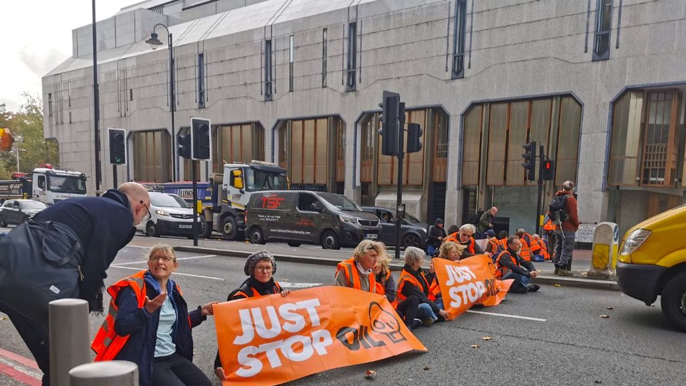 Just Stop Oil környezetvédő szervezet londoni A4-es út forgalmának blokkolása.
2022.10.18
Forrás: juststopoil.org