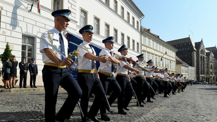 A közszolgálati egyetem végzõs hallgatóinak tisztavatási ?