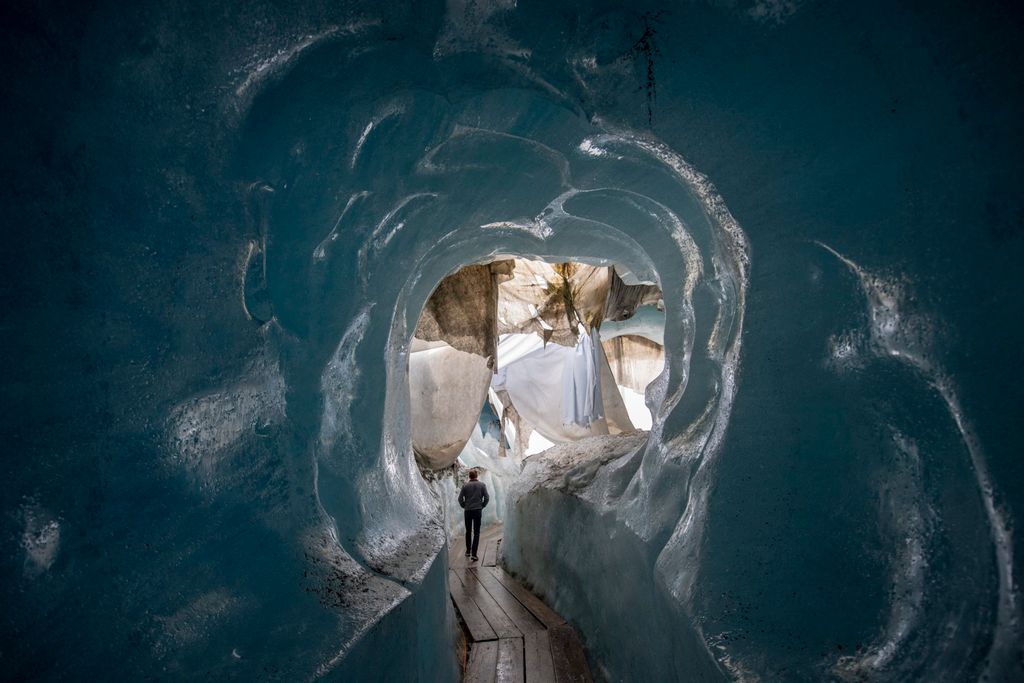 Takaró borította gleccser Svájcban