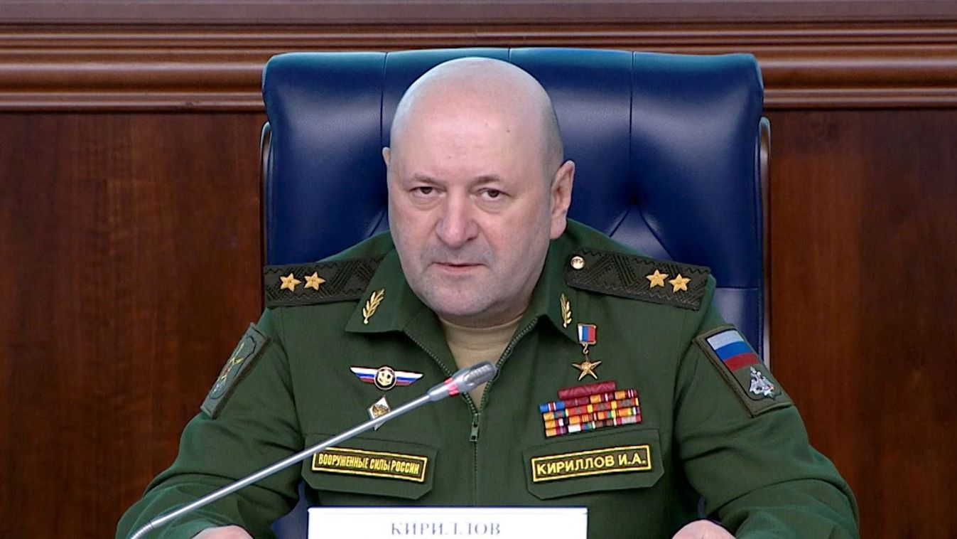 Az orosz védelmi minisztérium által közreadott videofelvételről készített képen Igor Kirillov, az orosz sugár-, vegyi és biológiai fegyverek elleni erők parancsnoka a moszkvai nagykövetségek katonai attaséinak rendezett tájékoztatón 2022. október 24-én, az Ukrajna elleni orosz háború alatt