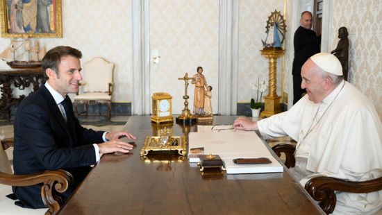 Ferenc pápa Ukrajnáról is tárgyalt a francia elnökkel a Vatikánban