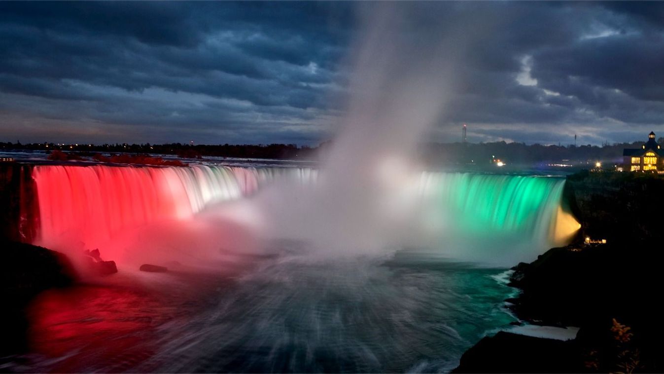Az 1956-os forradalom és szabadságharc 66. évfordulója tiszteletére ismét magyar nemzeti színekkel világítják meg a Niagara-vízesést 2022. október 23-án. 