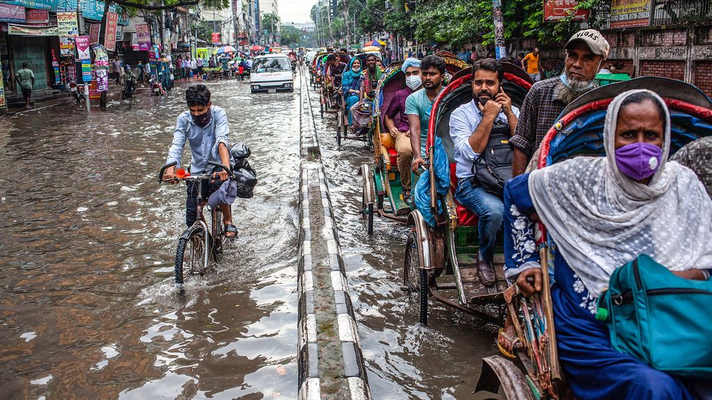 Commuters suffer after Dhaka's Green Road left waterlogged