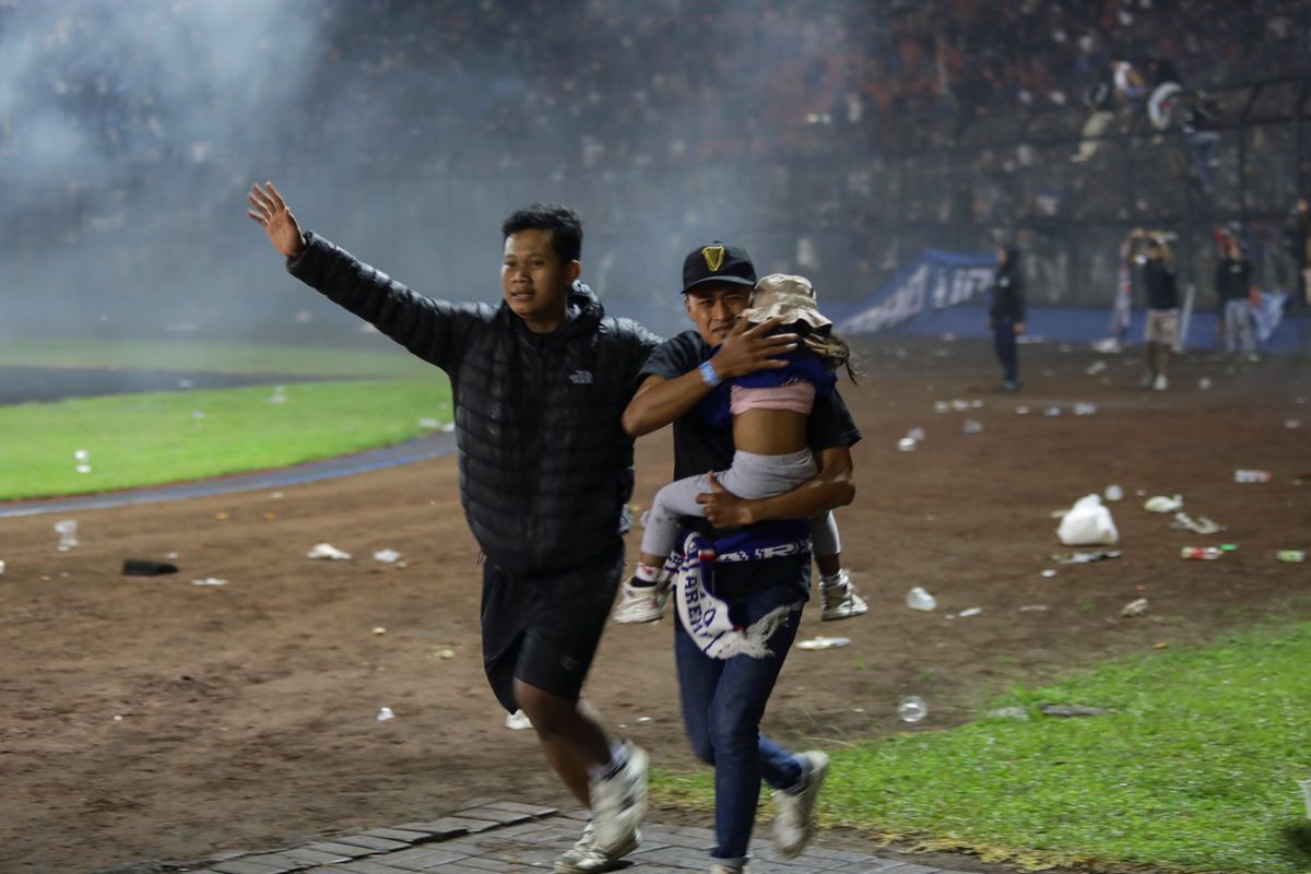 At least 127 people killed during riot following a soccer game in Malang