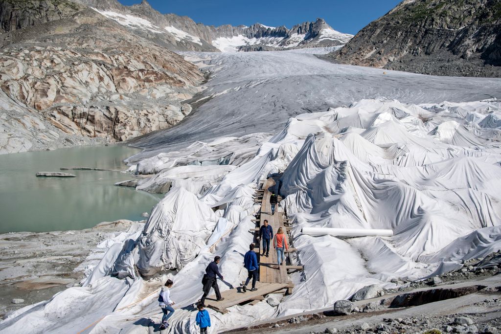 Takaró borította gleccser Svájcban