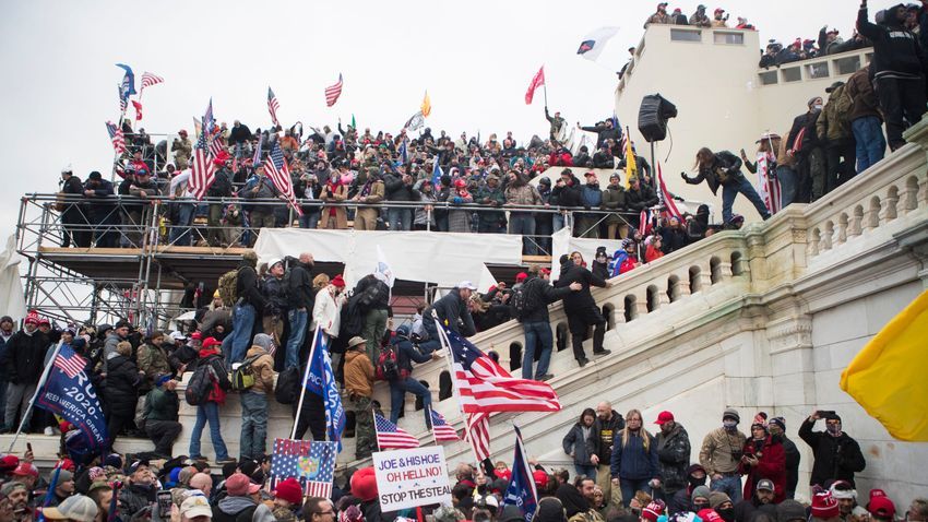 Tüntetők próbálnak bejutni a washingtoni Capitolium épületébe 2021. január 6-án (Fotó: USA Today/Jerry Habraken)

