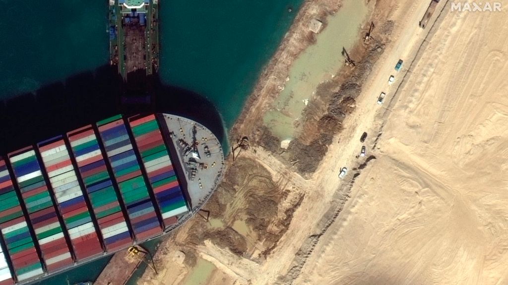 Beszorult egy hatalmas teherhajó a Szuezi-csatornában