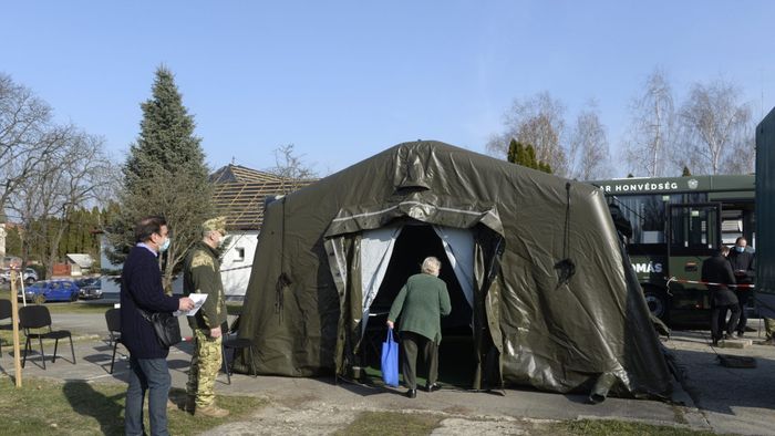 Lakossági oltás a honvédség oltóbuszában