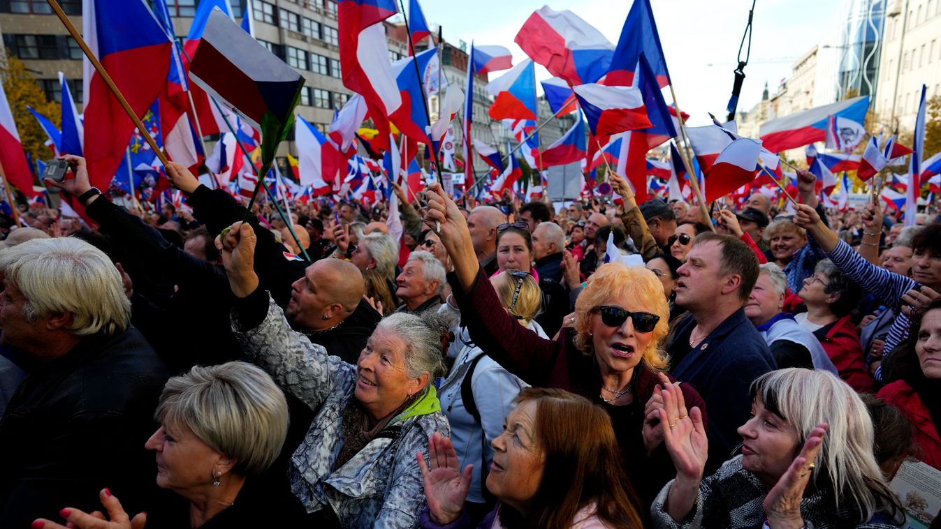 Prága, 2022. október 28. A cseh kormány lemondását és előrehozott választások kiírását követelik tüntetők a prágai Vencel téren 2022. október 28-án. MTI/AP/Petr David Josek