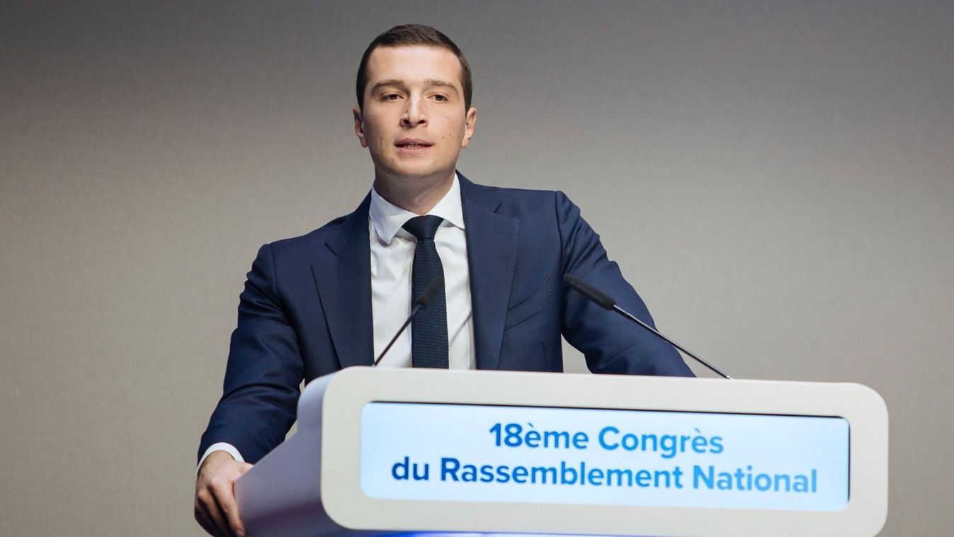 Jordan Bardella 27 éves európai parlamenti képviselő, a francia szuverenista jobboldali Nemzeti Tömörülés (RN) párt újonnan megválasztott elnöke beszédet mond az RN 18. kongresszusán Párizsban 2022. november 5-én.