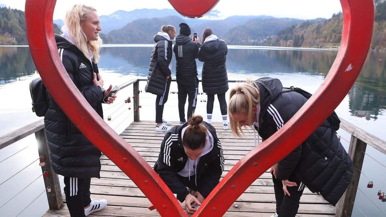A női kézilabda válogatott a bledi tóhoz kirándult az Európa-bajnokság szünnapján 