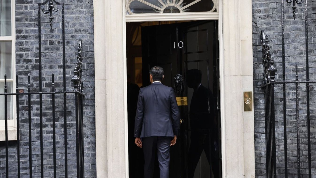 Rishi Sunak új brit miniszterelnök belép a londoni kormányfői rezidencia, a Downing Street 10. ajtaján.