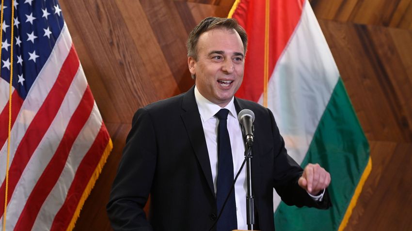 A nyíltan meleg amerikai nagykövet szerint személyes támadások érik Magyarországon