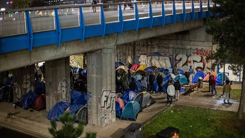 A francia kormány milliókkal jutalmazza a kiskorú migránsok befogadását