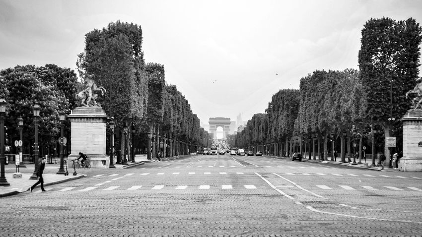 Lapozó: Párizs a Champs-Élysées karácsonyi kivilágításán is spórol