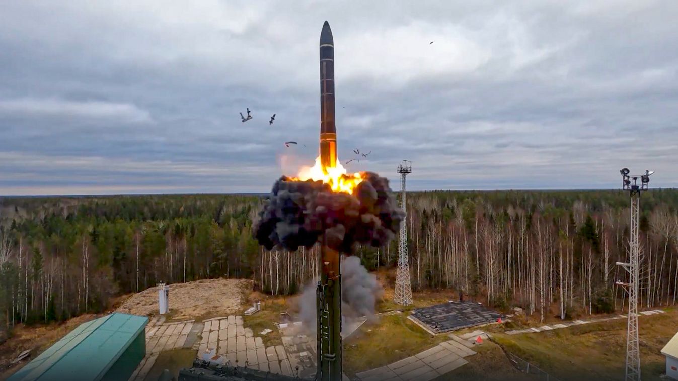 Pleszeck, 2022. október 26. Az orosz védelmi minisztérium által közreadott videóról készített képen egy Jarsz típusú interkontinentális ballisztikus rakétát lőnek ki az orosz nukleáris erők gyakorlatán az északnyugat-oroszországi Pleszeckben 2022. október 26-án, az Ukrajna elleni orosz háború alatt. A Vlagyimir Putyin orosz elnök által videokonferencia keretében megtekintett gyakorlatokon ballisztikus rakétákat és robotrepülőgépeket lőttek ki, és a Kreml szerint az összes célba talált. MTI/AP/Az orosz védelmi minisztérium sajtószolgálata