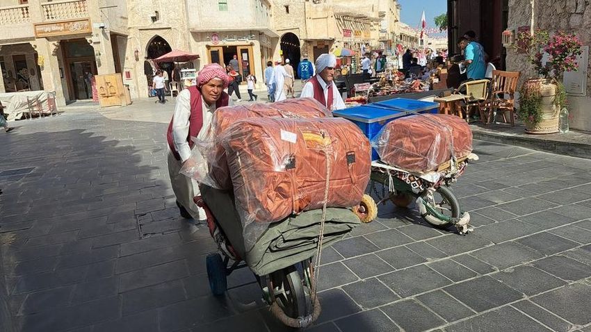 A dohai piacon a szurkolóknak szánt burnuszok a legkelendőbbek+ videó