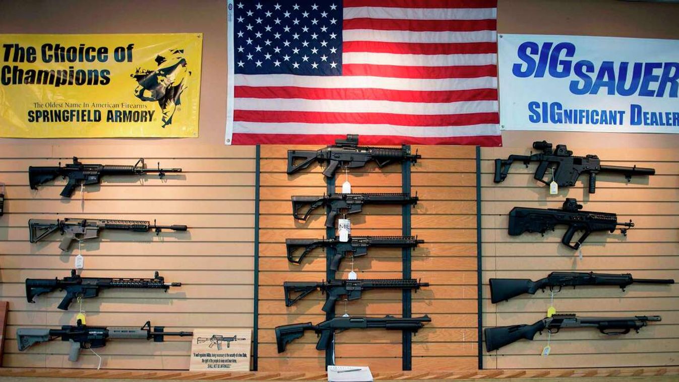 Lőfegyverek a falon egy amerikai fegyverboltban Virginia államban. 2017. 10.06. (Forrás: Jim Watson / AFP / Getty Images)