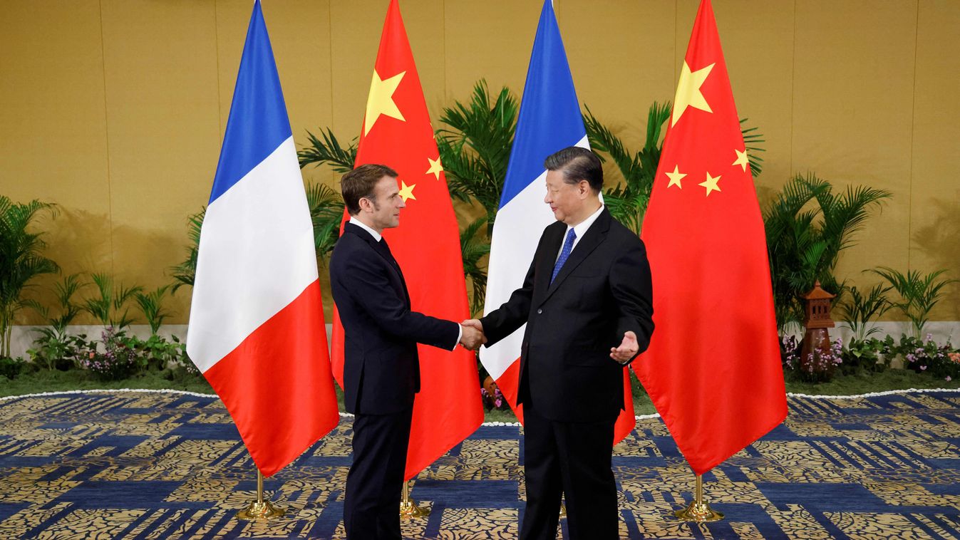 Emmanuel Macron francia államfő (b) és Hszi Csin-ping kínai elnök (j) kétoldalú találkozója Balin, a G20 csoport állam- és kormányfői találkozójának margóján. 2022.11.15. (Forrás: Bloomberg Politics / Twitter)
https://twitter.com/bpolitics/status/1592338770203844609/photo/1