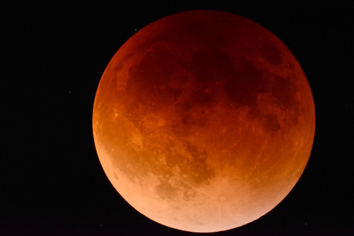 A Hold azért lesz vöröses színű teljes holdfogyatkozáskor, mert a légkörön keresztül haladó fény a fizika törvényeinek engedelmeskedve színeire bomlik, akárcsak a prizma üvegén. Fotó: Pixabay