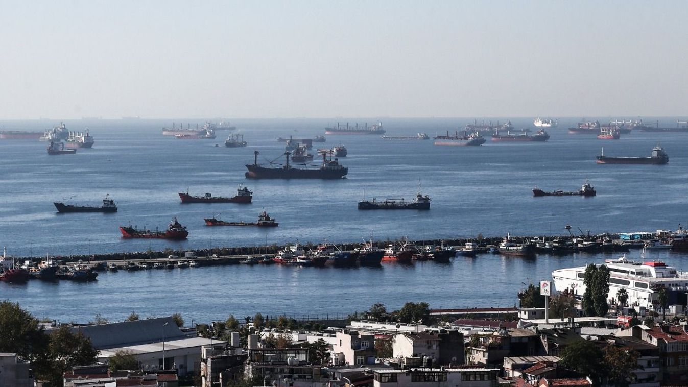 	Isztambul, 2022. október 22. Ukrán gabonát szállító teherhajók ellenőrzésükre várva horgonyoznak a Márvány-tengeren, Isztambul partjai előtt 2022. október 22-én. Az Ukrajna ellen 2022. február 24-én indított orosz háború alatt úgynevezett biztonságos folyosókon távozhat az országból a kivitelre szánt ukrán gabona a Fekete-tengeren, majd Isztambulban ellenőrzik, a hivatalos szállítmányon kívül nincs-e más, tiltott rakomány a hajók fedélzetén. MTI/EPA/Erdem Sahin