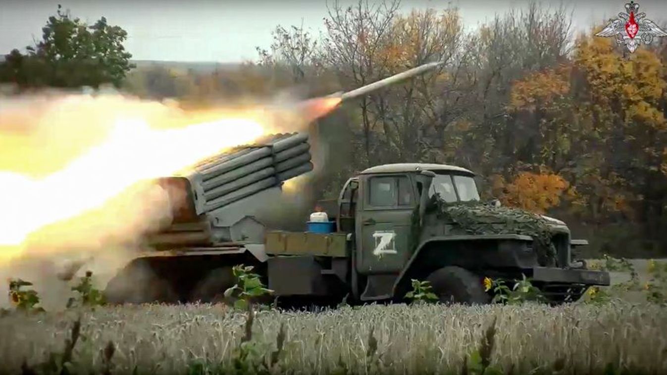 Borítókép: Az orosz védelmi minisztérium által 2022. október 4-én közreadott képen orosz katonák Grad rakétavetővel lőnek ukrán állásokat egy meg nem nevezett helyszínen. (Forrás: MTI/AP/Orosz védelmi minisztérium)