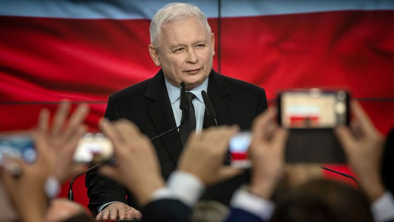 Borítókép: Jaroslaw Kaczynski, a lengyel Jog és Igazságosság Párt vezetője a 2019-es lengyelországi választások napján, 2019. október 13-án (Fotó: AFP/Wojtek Radwanski)